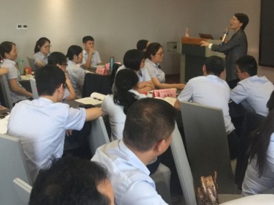 情绪压力管理  课程背景： 身处现代社会中，似乎每一个人都背负着说不完的压力，在王曦英老师过往超过900多场培训中现场调研发现：大概9成以上的学员表示有压力，其中3成学员觉得压力大到无法承受，4成学员