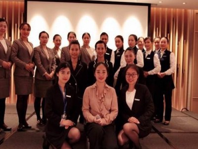 服饰色彩与轮廓美学——职场精英形象管理